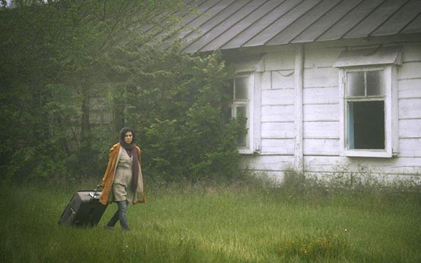 نازنین احمدی در نمایی از فیلم «ابر بارانش گرفته» ساخته مجید برزگر