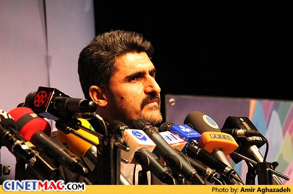 یزدان عشیری (مدیر روابط عمومی) در دومین نشست مطبوعاتی جشنواره سی و یکم فیلم فجر