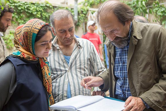 داود میرباری، حمیدرضا آذرنگ و باران کوثری در پشت صحنه مینی سریال «دندون طلا»