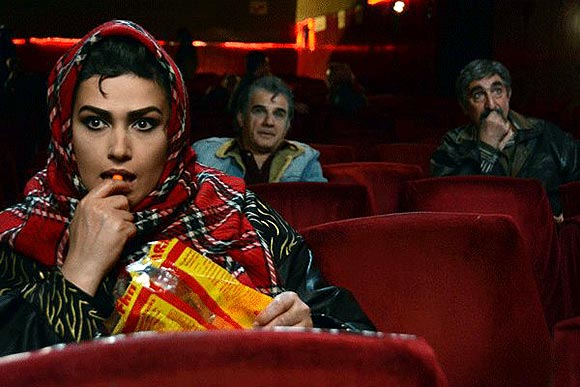 لادن مستوفی در نمایی از فیلم 