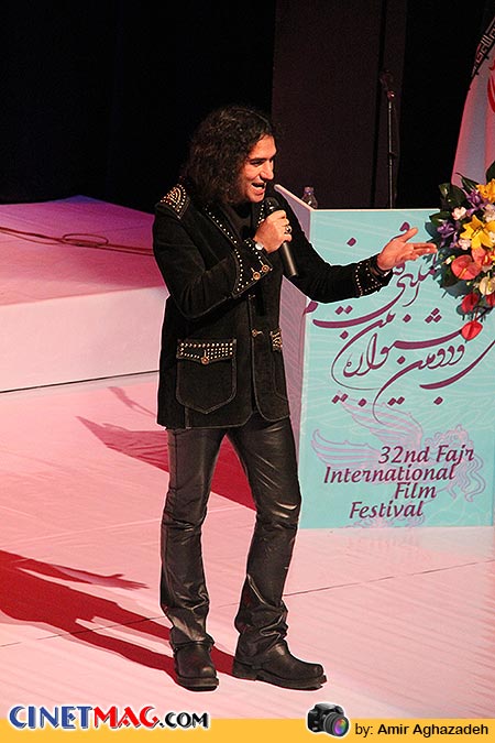 اجرای زنده رضا یزدانی در مراسم افتتاحیه سی و دومین جشنواره فیلم فجر