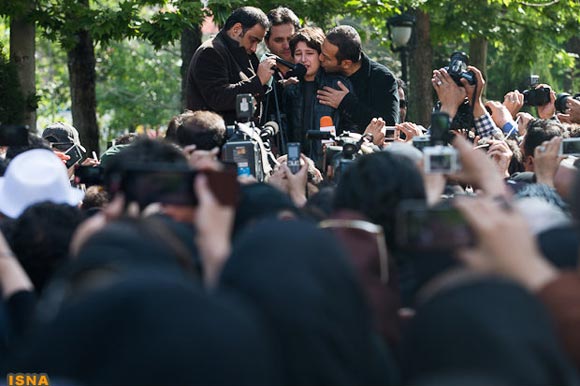 فریبرز عرب نیا و پسرش جان یار و رضا داودنژاد در مراسم تشییع پیکر عسل بدیعی