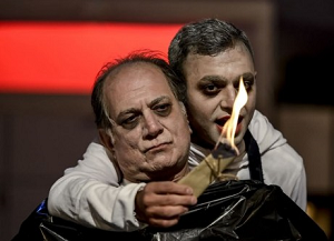 صابر ابر و آتیلا پسیانی در نمایی از تئاتر کالیگولا
