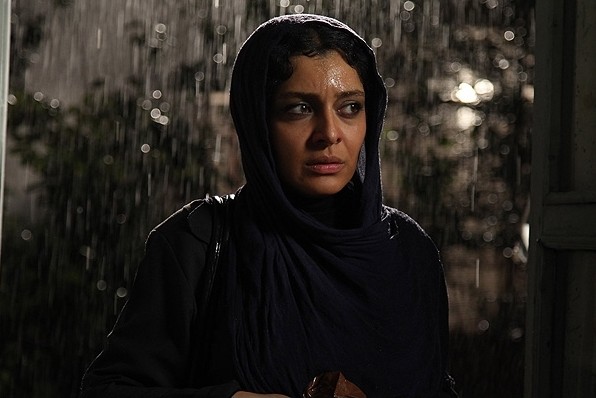 ساره بیات در نمایی از فیلم 