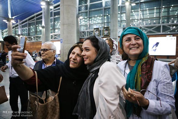 ترانه علیدوستی در برگشت از فستیوال کن به ایران در فرودگاه امام خمینی
