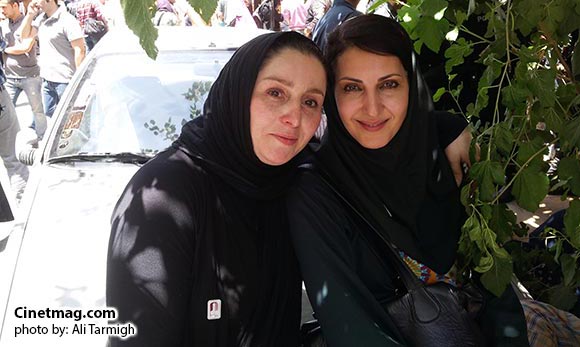 فاطمه گودرزی و ژاله صامتی - حضور هنرمندان مقابل درب خانه سینما