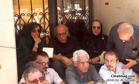 حضور هنرمندان مقابل درب خانه سینما