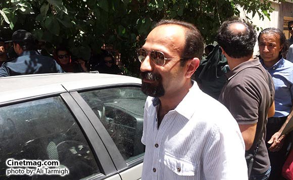 اصغر فرهادی - حضور هنرمندان مقابل درب خانه سینما