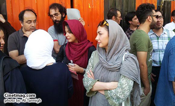 هانیه توسلی و طناز طباطبایی - حضور هنرمندان مقابل درب خانه سینما