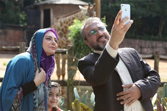 رضا عطاران و یکتا ناصر در نمایی از فیلم سینمایی 