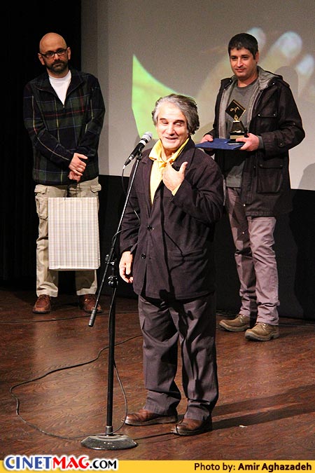 عبدالرضا کاهانی (اهدا کننده جایزه)، حبیب رضایی (اهدا کننده جایزه) و مهدی هاشمی برنده جایزه بهترین بازیگر نقش اول مرد برای بازی در فیلم 
