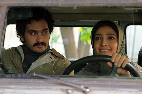 مینا ساداتی و میلاد کی مرام در نمایی از فیلم سینمایی 