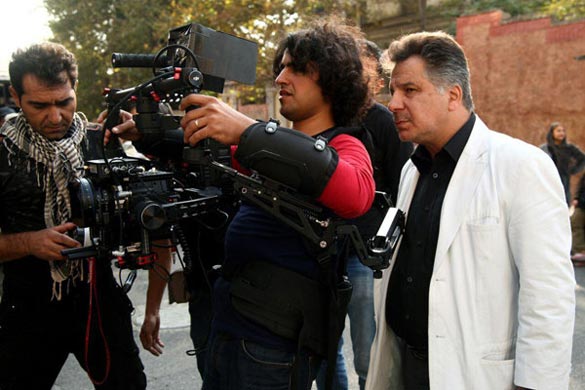 محمد حسین فرحبخش (کارگردان)، روزبه رایگا (فیلمبردار) در پشت صحنه فیلم سینمایی 