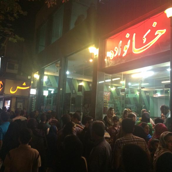استقبال شدید و جالب مردم از فیلم مردن به وقت شهریور در سینما خانواده اصفهان