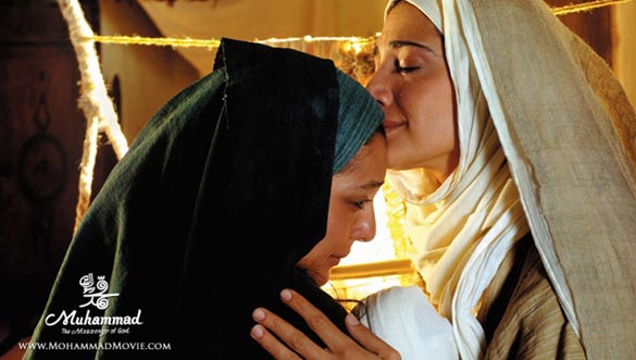 مینا ساداتی و ساره بیات در نمایی از فیلم محمد رسول الله به کارگردانی مجید مجیدی