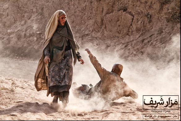 مهتاب کرامتی و حسین یاری در نمایی از فیلم مزار شریف به کارگردانی عبدالحسن برزیده