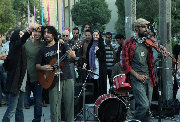 آزاده نامداری، آذرخش فراهانی، ساعد سهیلی و ساغر قناعت در نمایی از فیلم سینمایی 