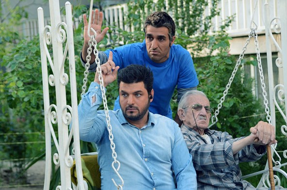 اردشیر کاظمی، پژمان جمشیدی و سام درخشانی در نمایی از سریال 