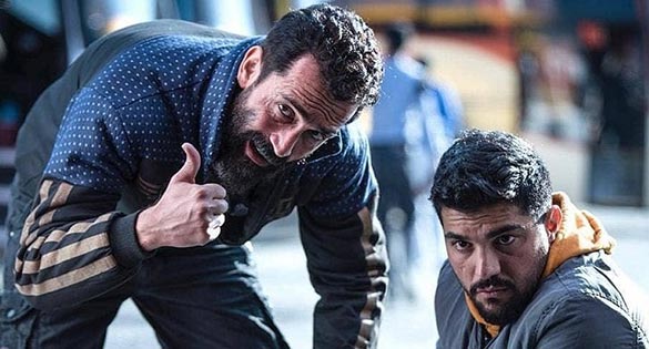 هادی حجازی فر و سینا مهراد در نمایی از فیلم سینمایی 